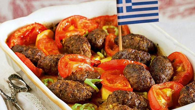 Σουτζουκάκια με πατάτες στο φούρνο