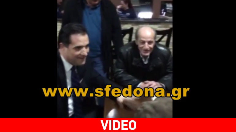 O Άδωνις διδάσκει… πρέφα σε καφενείο της Νεμέας…