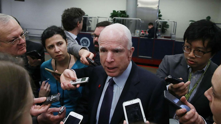 Μακέιν προς Τραμπ: «Παρουσίασε αποδείξεις για υποκλοπές, αλλιώς να αποσύρεις την κατηγορία»