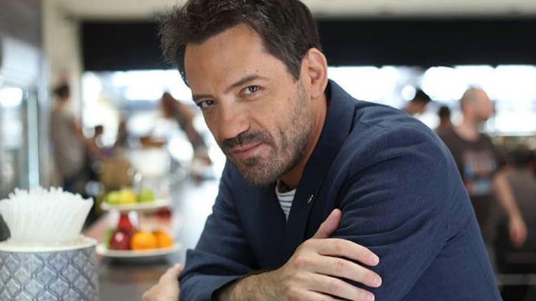 Ο Θάνος Καλλίρης αποκαλύπτει την ηλικία του