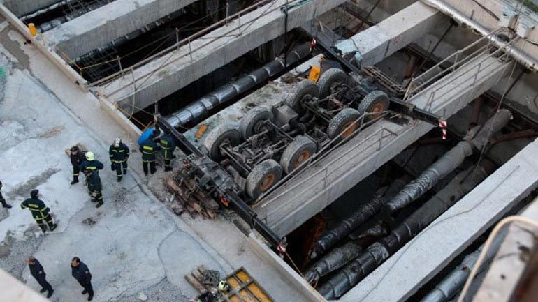 Τη θλίψη της για τον θάνατο του χειριστή του γερανού εκφράζει η Αττικό Μετρό