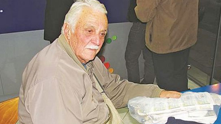 Βιοπαλαιστής λαχειοπώλης βρήκε πορτοφόλι και το παρέδωσε