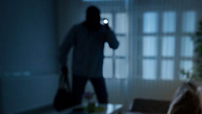 Ξυλόκαστρο: Μπήκαν στο σπίτι ηλικιωμένης και άρπαξαν χρήματα – κοσμήματα