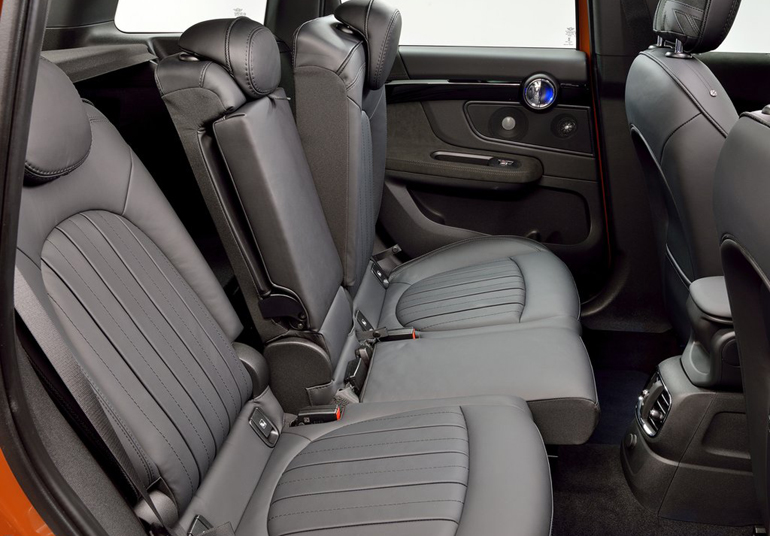 Τρία ανεξάρτητα καθίσματα τα οποία μετακινούνται μπρος - πίσω ενώ πέφτουν κιόλας, μεγαλώνοντας το χώρο αποσκευών...