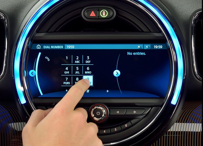 Η οθόνη είναι πλέον αφής και με υψηλότερη ευκρίνεια...