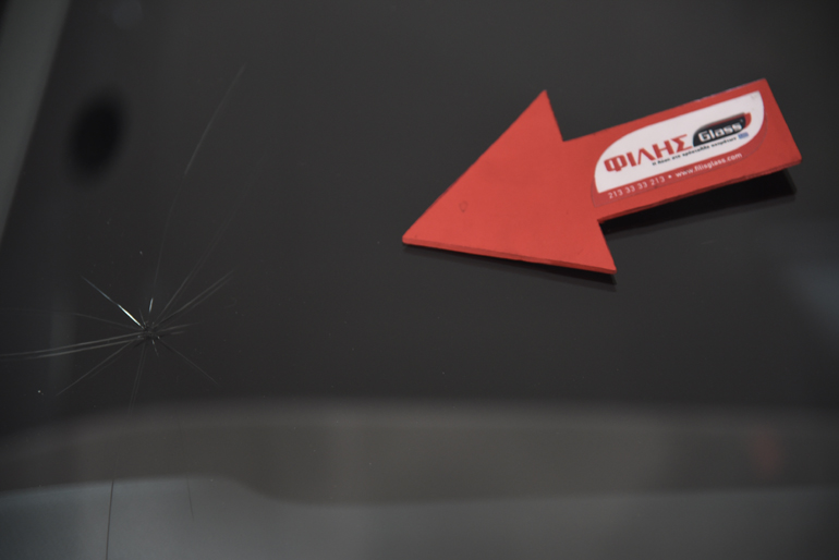 Από το μέγεθος της ζημιάς ο κατάλληλος επαγγελματίας καταλαβαίνει αν το παρμπρίζ χρειάζεται επισκευή η αντικατάσταση...