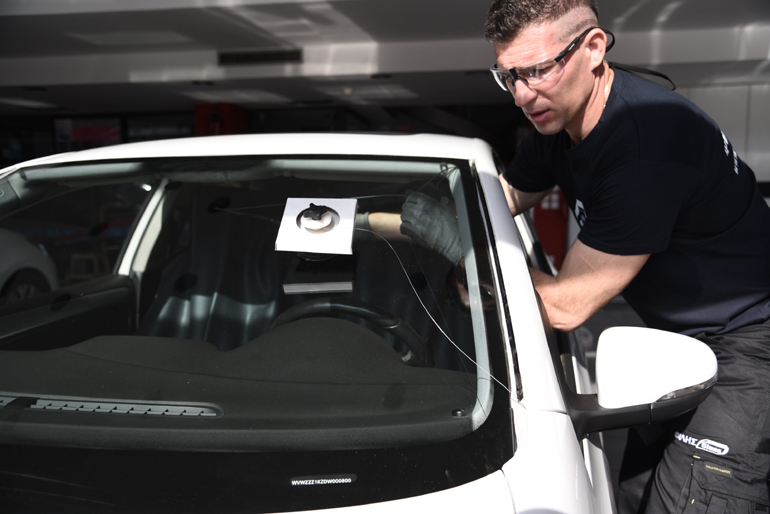 Το σύρμα έχει περάσει από τις δύο πλευρές και σιγά, σιγά αρχίζει να 'κόβει' την παλαιά κόλλα...