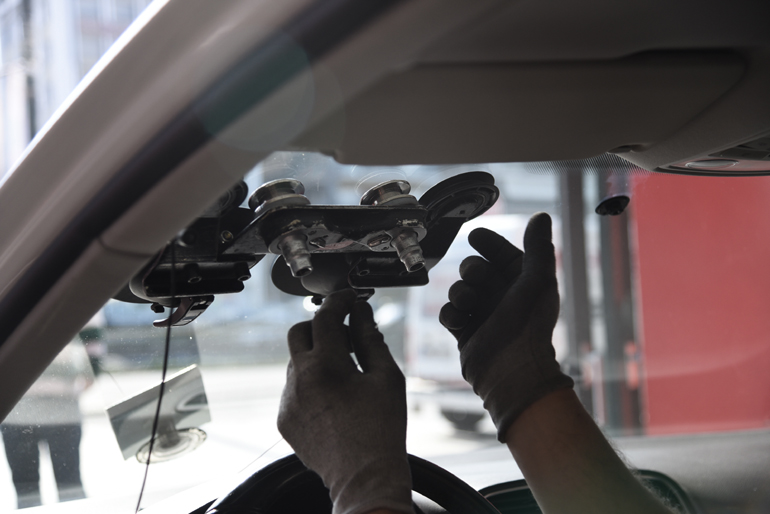 Ειδικό εργαλείο για να αποκολληθεί το τζάμι από το αυτοκίνητο...