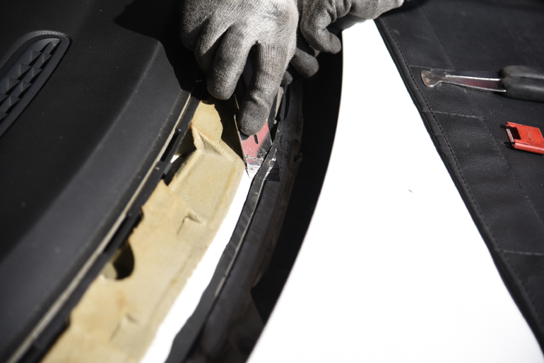 Στα σημεία επαφής δεν πρέπει να υπάρχει σχεδόν τίποτα παρά μόνο μία πολύ μικρή στρώση από την παλαιά κόλλα προκειμένου να γίνει η σωστή δουλειά... 