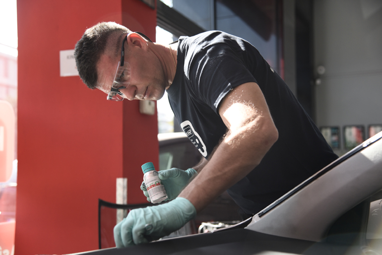 Ο Βαλέριος έχει επισκευάσει - αντικαταστήσει περισσότερα από 15.000 τζάμια και παρ-μπριζ