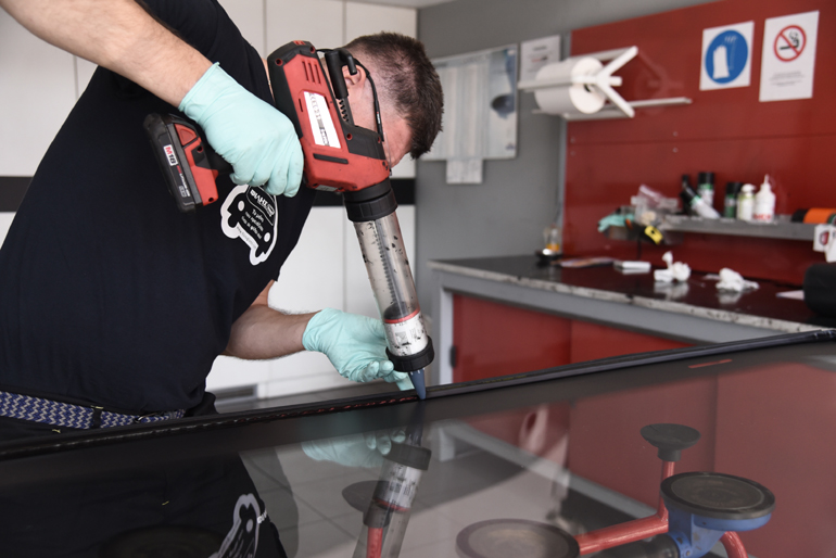 Η κόλλα που τοποθετείται πέφτει σε συγκεκριμένη ποσότητα...