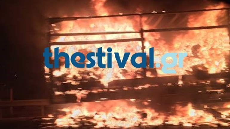 Στις φλόγες νταλίκα στη Θεσσαλονίκη