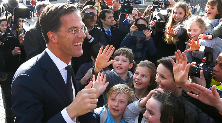 Ο Ρούτε κατά την έξοδό του από το εκλογικό κέντρο