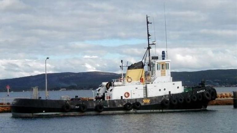 Ακυβέρνητο φορτηγό πλοίο ρυμουλκείται στο λιμάνι του Πειραιά