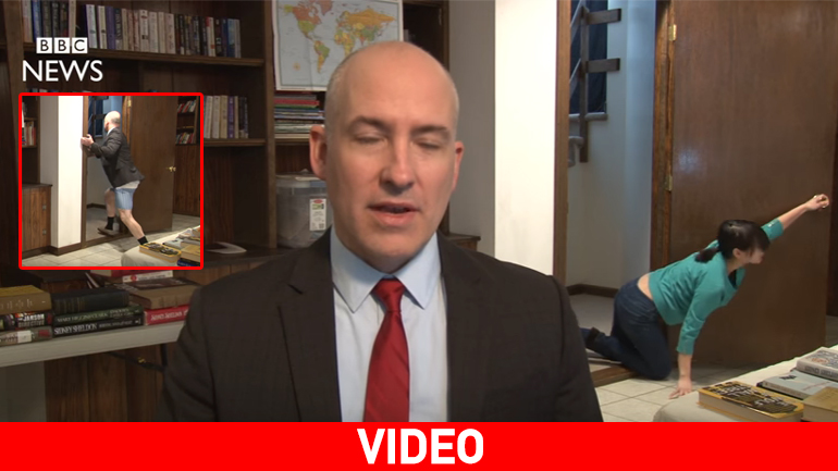 Οι… εισβολείς και τα εσώρουχα του καθηγητή – Βίντεο διακωμωδεί την επεισοδιακή συνέντευξη του Kelly στο BBC