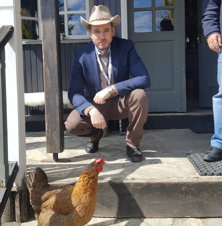 Με το που φτάνεις στην περιοχή μπαίνεις στο νόημα της διαφορετικότητας και της συμβίωσης με τη φύση. Στην φωτογραφία ο διευθυντής δημοσίων σχέσεων του BMW Group Κώστας Διαμαντής...