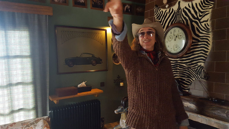 Στον Σταύρο Τζιούφα ανήκει το εντυπωσιακό αγρόκτημα 'Βασιλικιά'. Αν το όνομα του ιδιοκτήτη σας θυμίζει κάτι, είναι το ίδιο με το τότε (δεκαετία '90) αφεντικό της Connection, όπου η διαπραγμάτευση μετοχής της εν λόγω εταιρείας ανεστάλη από το Χρηματιστήριο και οδήγησε σε κατάρρευση του οικοδομήματος που είχε χτίσει μέχρι τότε...