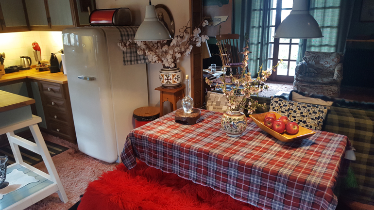 Σπίτι στο χωριό με μήλα που έχεις κόψει από το δέντρο! 