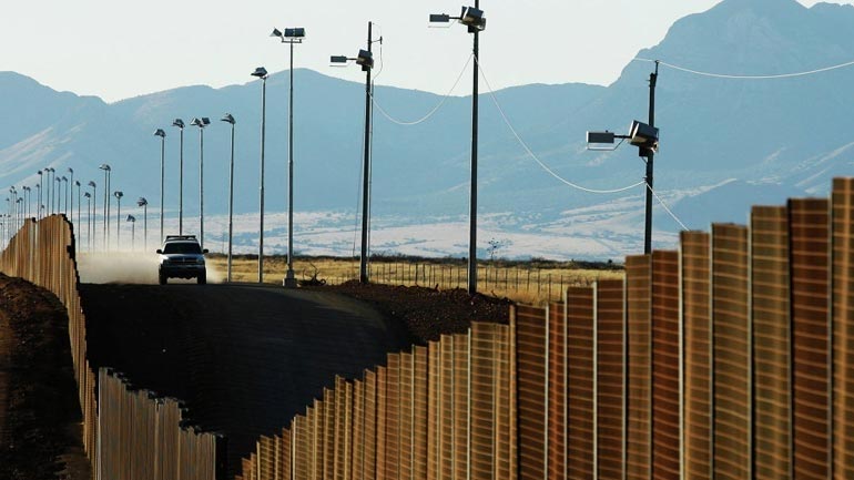 Αναβλήθηκε η δημοσίευση της πρόσκλησης για προσφορές για το τείχος στο Μεξικό