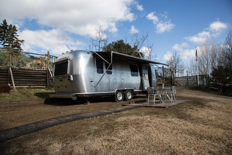 Σε αυτό το ιδιόμορφο τροχόσπιτο μπορείς να διανυκτερεύσεις... 