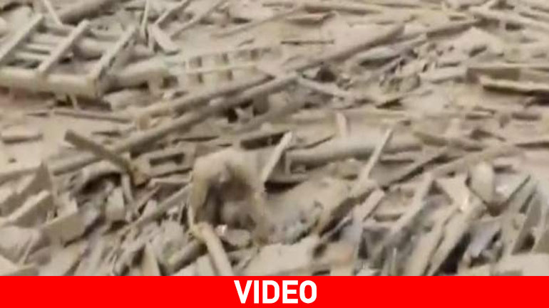 Περού: Καρέ-καρέ η προσπάθεια μιας γυναίκας να γλιτώσει από χείμαρρο που την παρέσυρε