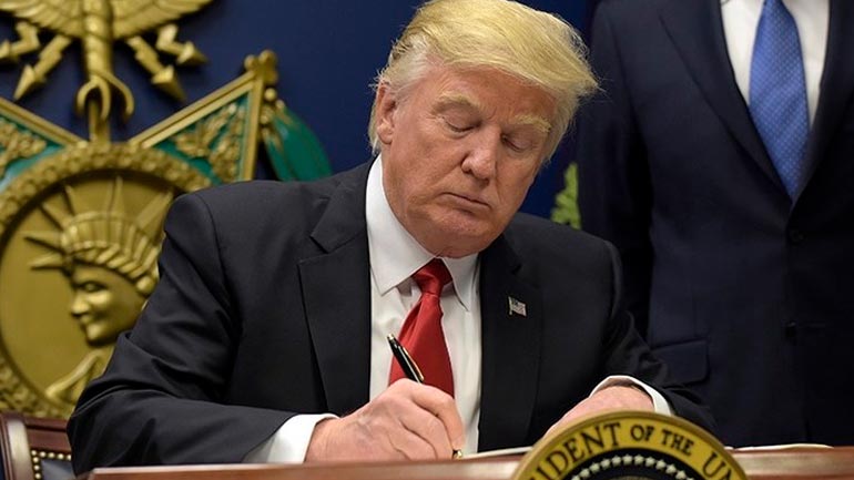 Ο Τραμπ καταργεί τη σίτιση στα δημόσια σχολεία