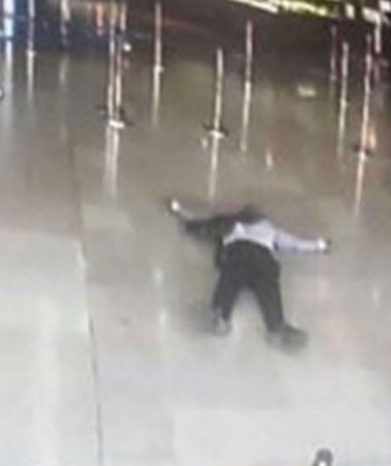 Ο δράστης κείτεται στο πάτωμα νεκρός 