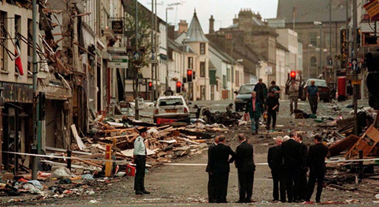  Μετά από έκρηξη παγιδευμένου αυτοκινήτου στην αγορά της Omagh στη Β. Ιρλανδία, στις 15 Αυγούστου 1998.