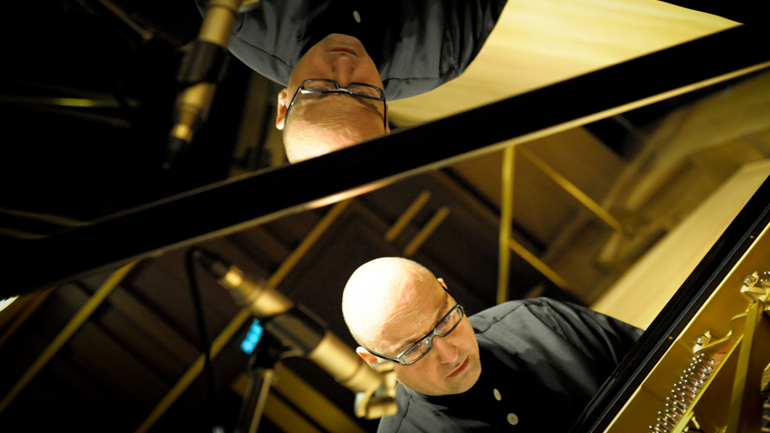 Ο Γιώργος Ψυχογιός αυτοσχεδιάζει πάνω σε μελωδίες του Sting