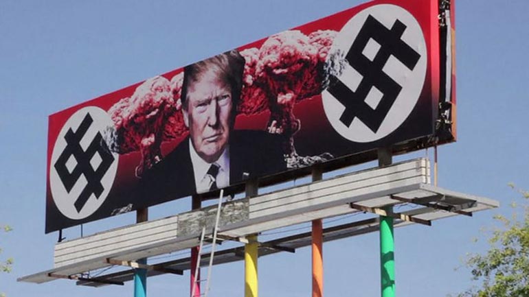 Σάλος από πινακίδα στις ΗΠΑ: Ο «δικτάτορας» Τραμπ, τα δολάρια «σβάστικες» και οι πυρηνικές εκρήξεις Σάλος από πινακίδα στις ΗΠΑ: Ο «δικτάτορας» Τραμπ, τα δολάρια «σβάστικες» και οι πυρηνικές εκρήξεις