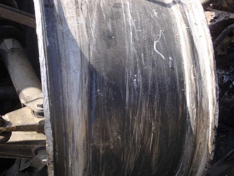 Η ζάντα γδάρθηκε από την επαφή με την άσφαλτο