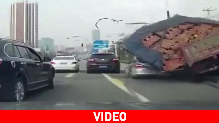 Τον καταπλάκωσε φορτηγό με τούβλα και δεν έπαθε το παραμικρό