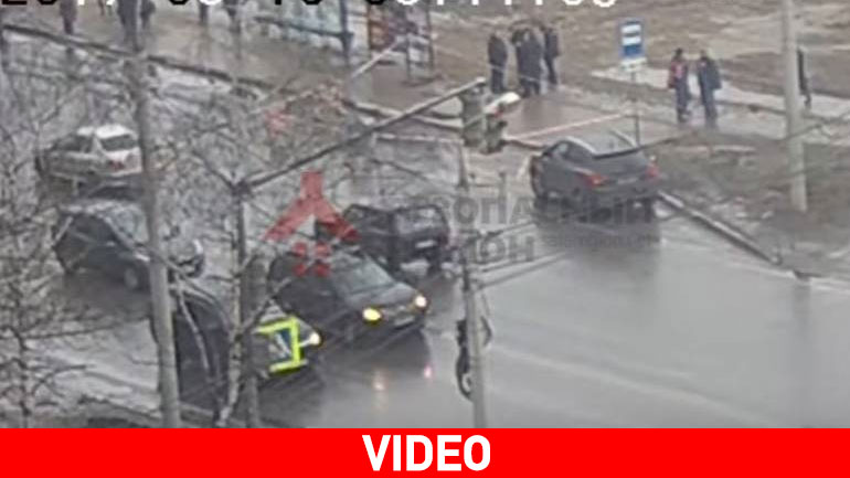 Απίστευτο! Τον κατάπιε η γη ενώ περίμενε το λεωφορείο