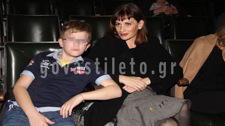 Θεοφανία Παπαθωμά: Με τον γιο της Αχιλλέα για να δουν την παράσταση του πρώην συζύγου τη