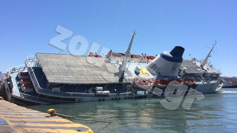 Aπομακρύνεται αύριο από το λιμάνι του Πειραιά το ημιβυθισμένο πλοίο «Παναγιά της Τήνου»