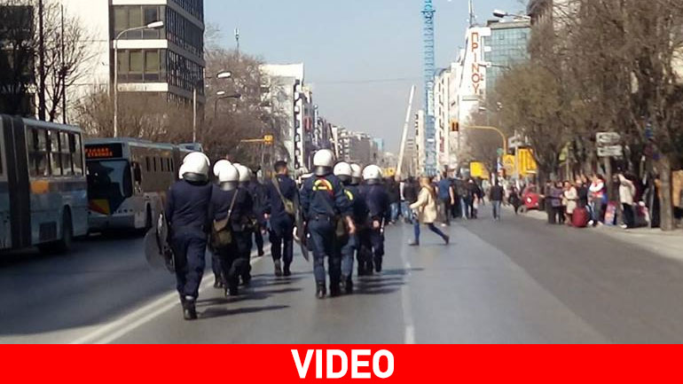 Ένταση έξω από τα δικαστήρια Θεσσαλονίκης μεταξύ ΜΑΤ και διαδηλωτών