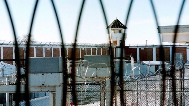 Σωφρονιστικός σε κύκλωμα διακίνησης ναρκωτικών και κινητών σε φυλακές