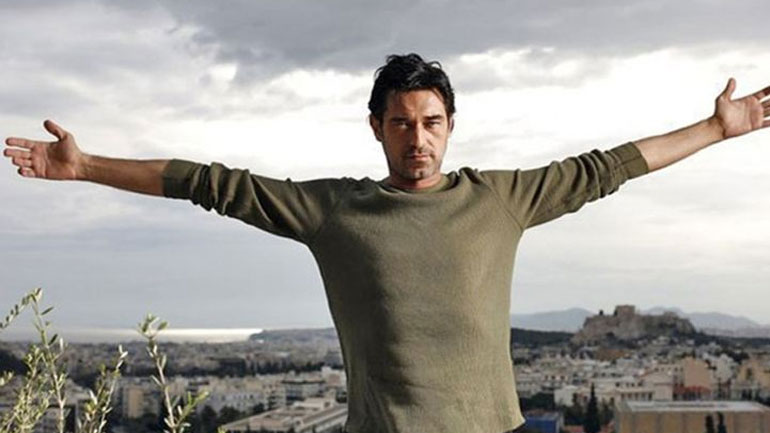 Μπουράκ Χακί: Πώς αποφάσισε να έρθει στην Ελλάδα και να παίξει θέατρο;