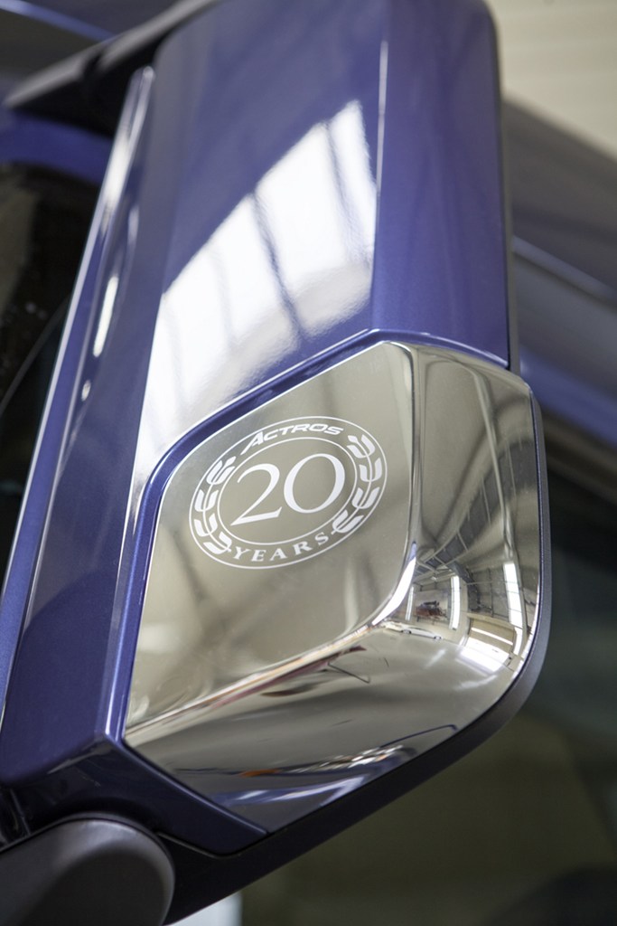 Λογότυπο Actros στον καθρέφτη