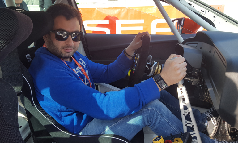 Στο τιμόνι του καθαρόαιμο αγωνιστικού SEAT Leon Cup Racer EVO 