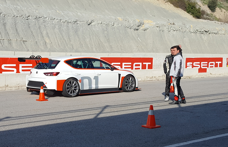 Τέτοια αυτοκίνητα πάνε... τέρμα γκάζι μόνο όταν τα οδηγούν επαγγελματίες οδηγοί αγώνων