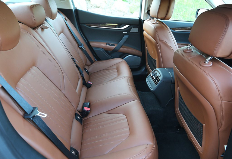 Οι χώροι για τους πίσω επιβάτες...