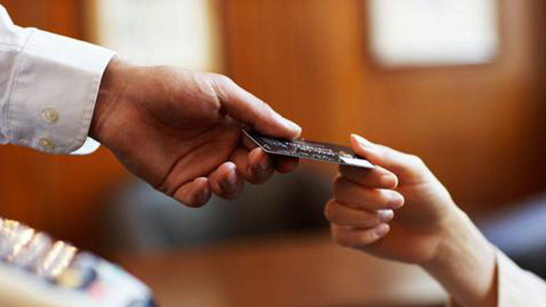 Για κάθε συναλλαγή μέσω κινητού οι Ευρωπαίοι ξοδεύουν 9 ευρώ