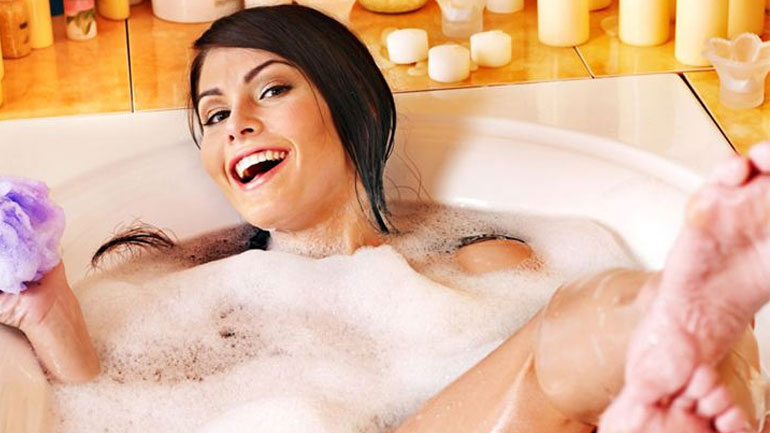 Σπιτική συνταγή για απολέπιση και μπάνιο αποτοξίνωσης από την beauty editor του govastileto.gr