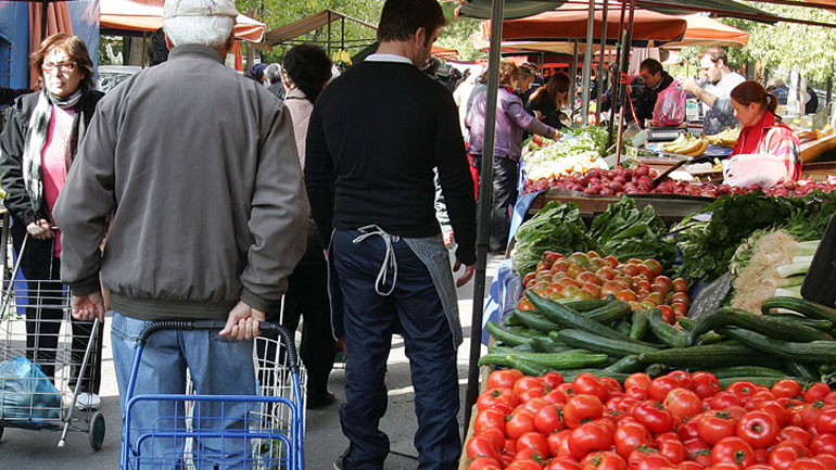 Κουπόνια 100 ευρώ σε μονογονεϊκές οικογένειες για τις λαϊκές αγορές