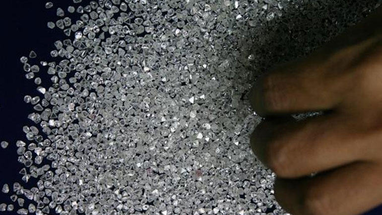 Έκρυβε 1.000 διαμάντια στον πάτο των παπουτσιών του… Έκρυβε 1.000 διαμάντια στον πάτο των παπουτσιών του…