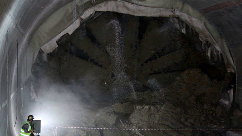 Στα Μανιάτικα του Πειραιά ο «Μετροπόντικας»