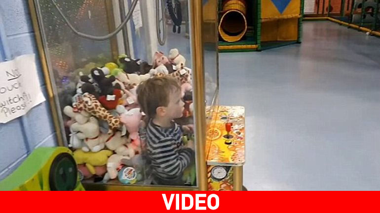 Απίστευτο κι όμως αληθινό: 3χρονος εγκλωβίστηκε μέσα σε μηχάνημα παιχνιδιών
