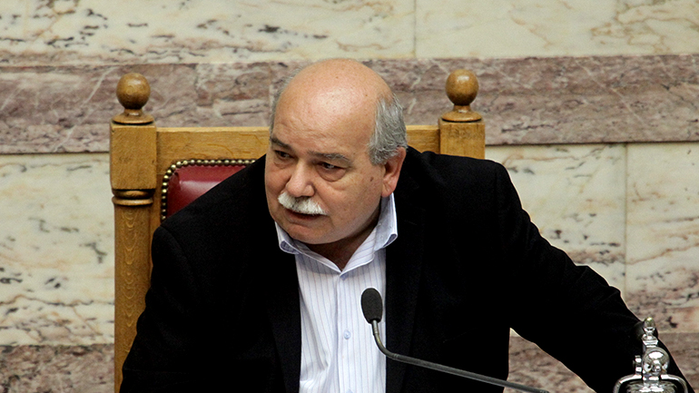 O Βούτσης μονιμοποιεί μετακλητούς υπαλλήλους