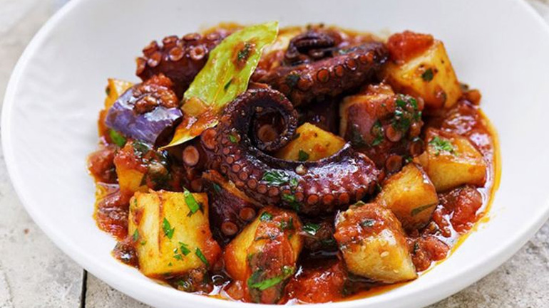 Κοκκινιστό χταπόδι με πατάτες